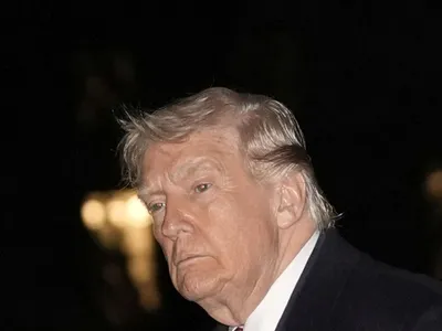 Președintele Statelor Unite, Donald J. Trump, merge pe peluza sudică a Casei Albe din Washington - Foto: Profimedia Images