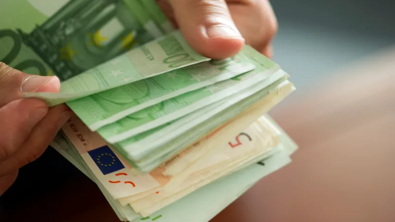 Românii pot primi 10.000 de lei de la stat pentru conectarea la apă și canalizare. Cum se dau banii Foto: Profimedia Images (fotografie cu caracter ilsutrativ)