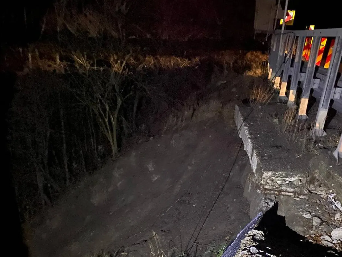 DN1 riscă să se surpe la Comarnic - Foto: Facebook / Actualitatea Prahoveană