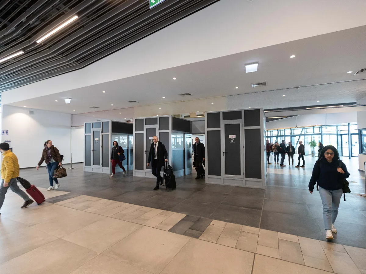Magazine dintr-un mare aeroport din România, închise de ANPC. Ce nereguli au descoperit? - Foto: Virgil Simionescu/ Imagine cu caracter ilustrativ/ INQUAM Photos