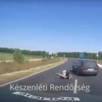 Un român a fugit de poliție în Ungaria și a sărit ca-n filme de la volan. Ce căra în mașină - Foto: captură video