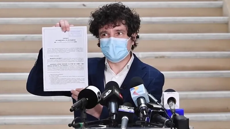 Nicușor Dan, arătând contractul semnat cu Astra Arad. Sursă foto: Captură video Facebook