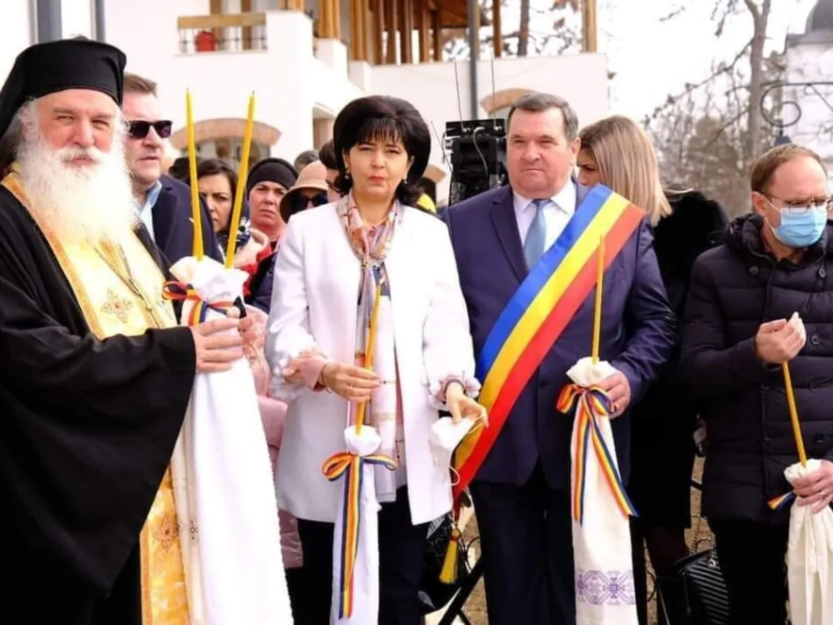 „Primarul ne-a amenințat că ne dă pe toți afară dacă nu semnăm”. S-a plătit reabilitarea cu bani UE a 13 case