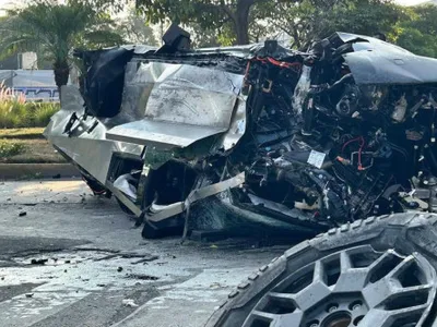 FOTO Mașina interzisă în Europa, cu un design nemaivăzut, făcută praf! Ce s-a întâmplat cu cei 4 pasageri