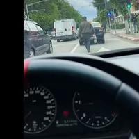 VIDEO Un pieton beat se crede maşină şi pleacă odată cu ele, de la stop - Foto: Facebook/emma_food533