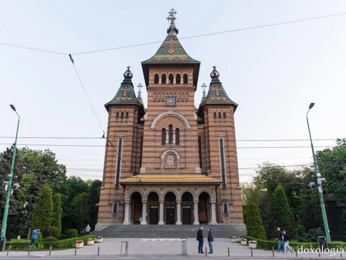 Crucile de pe Catedrala ortodoxă din Timișoara lipsesc din anunțul făcut de Ministerul Sănătății. Foto Doxologia.ro