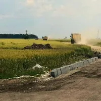 Bordurile au fost montate în câmp, pentru campania electorală, apoi au dispărut. La fel și utilajele