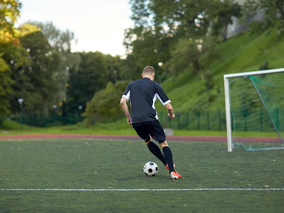 Fotbalist pe teren - Foto: Freepik (Imagine cu rol ilustrativ)