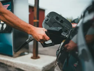 Bărbat alimentând cu carburant la pompă - Foto: Pexels/Erik Mclean