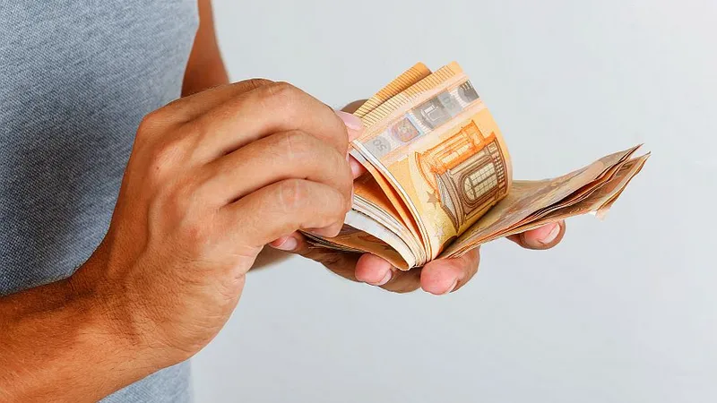 Ce sumă au trimis în ţară românii din Diaspora, anul acesta? Cât banii pentru Educaţie, din PNRR - Foto: Freepik/8photo