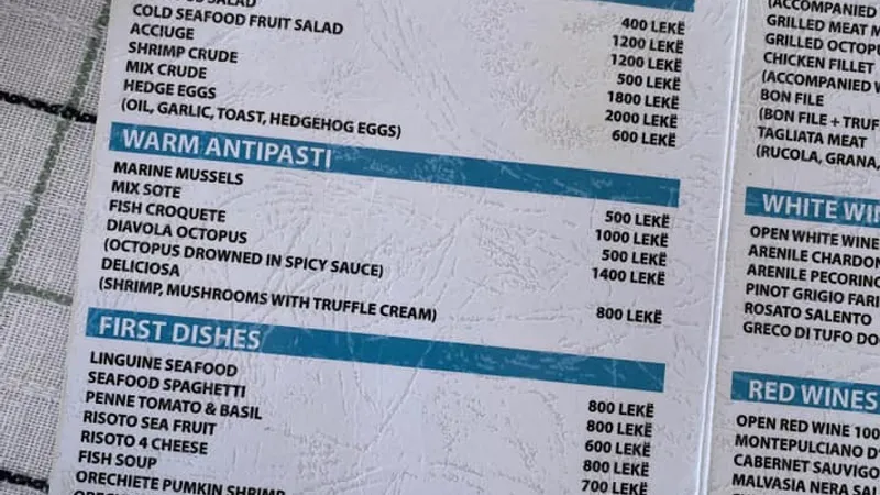 Mai multe meniuri de la restaurantele de pe litoralul din Albania arată că prețurile sunt mai mult decât decente. / Foto: Facebook