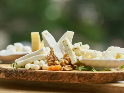 Platou de lemn cu brânzeturi asortate - Foto: Pexels/Engin Akyurt