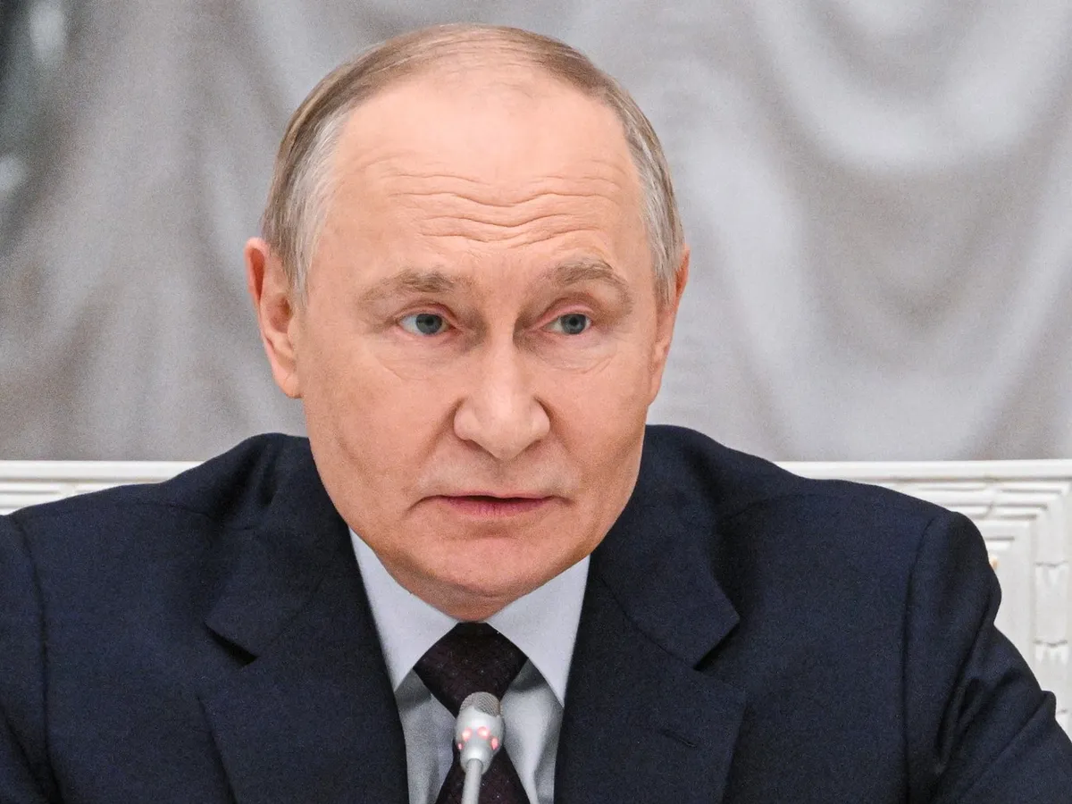 O fetiță de 11 ani l-a certat în față pe Putin: Unchiul meu e rănit. nu l-au tratat. E trimis înapoi la război