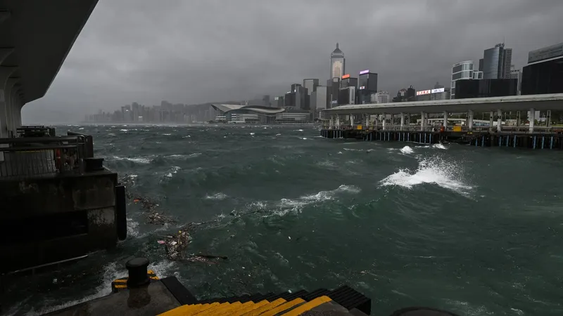 Alertă de nivel maxim, în Hong Kong, din cauza taifunului Wipha! Circa 500 de zboruri, anulate - Foto: Profimedia Images