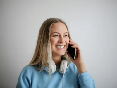 Fată cu telefon Foto: Pexels (imagine cu rol ilustrativ)