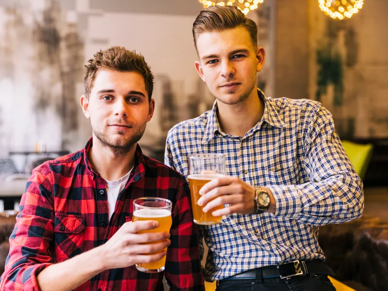 Două beri pe zi cresc riscul de cancer de colon cu 38%. Și o bere pe săptămână e periculoasă - Foto: Freepik (Imagine cu rol ilustrativ)