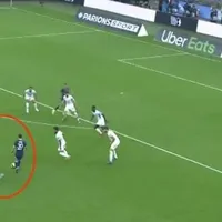 Fanul lui Olympique s-a apropiat de Messi, dar nu a fost agresiv. FOTO: Captură video