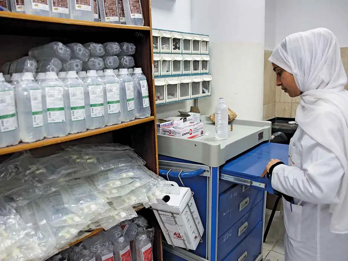 RESTABILIREA ORDINII O asistentă medicală de la spitalul indonezian din Beit Lahiya, în nordul Gazei, inspectează proviziile după redeschiderea clădirii principale în luna mai.