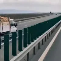 O camionetă cu lemne, în viteză pe contrasens, pe singurul ciot al Autostrăzii Moldovei - Foto: captură video