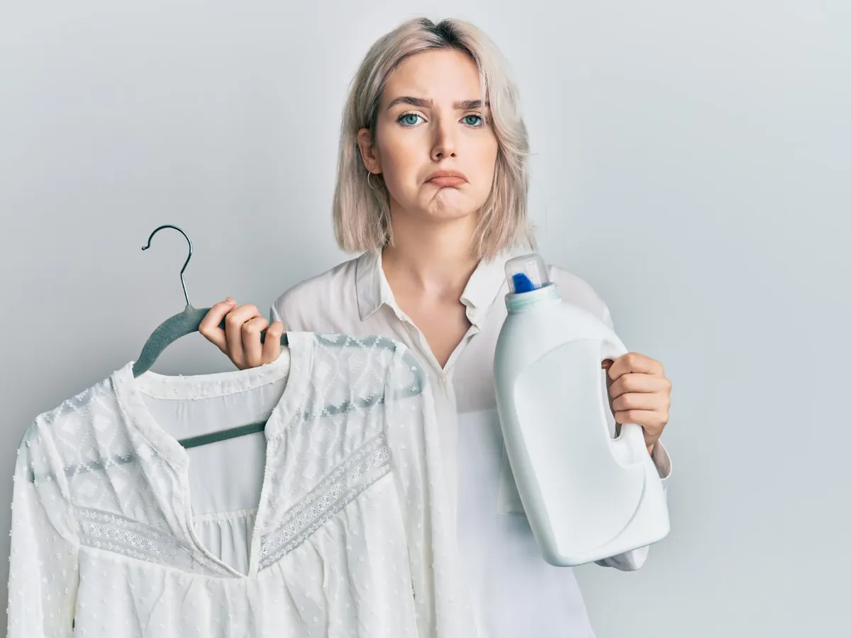 Lucruri pe care să nu le speli cu balsam de rufe. Le vei deteriora. Hainele albe, în pericol