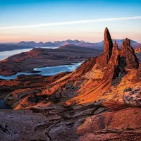 Skye Trail, Scoția  Skye este o insulă plină de legende și frumusețe naturală. Acest traseu este lung de 128 de kilometri, de la Broadford în sud, până la Rubha Hunish în nord