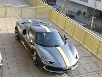 VIDEO Un bărbat și-a urcat mașina de 300.000 de euro în balcon, pentru că nu a găsit loc de parcare