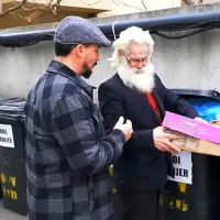 VIDEO Un frizer tunde gratis persoanele fără adăpost. "Am umblat prin ghetouri după oamenii străzii" - Foto: captură YouTube/ Virgil The Barber