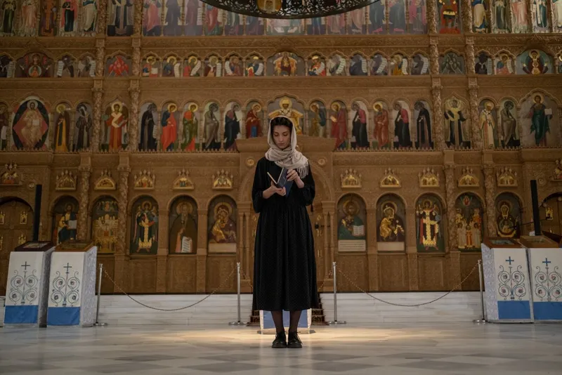 Femeie la biserică - Foto: Pexels (Imagine cu rol ilustrativ)