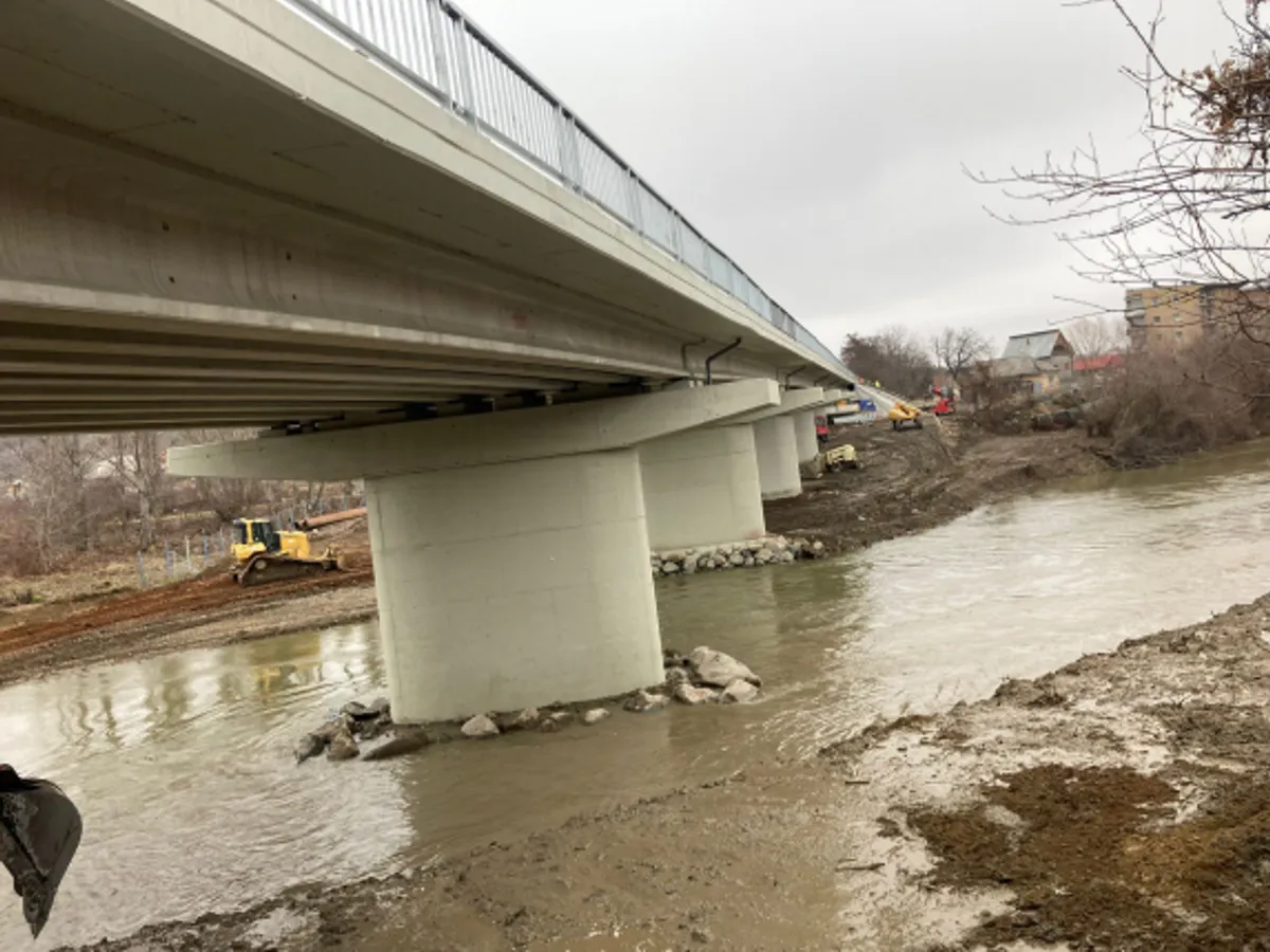 Pod din Argeș, construit în 6 ani, inaugurat cu apă sfințită: „Dumnezeu să ne ajute în lucrare”/FOTO: cnadnr.ro
