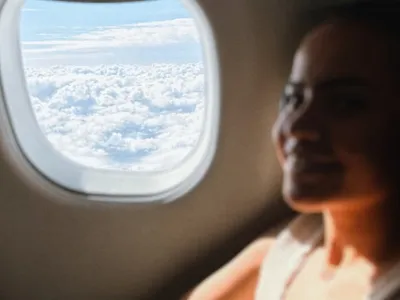 Scene revoltătoare! În loc de flori, a primit banane drept cadou de plecare, din partea colegelor