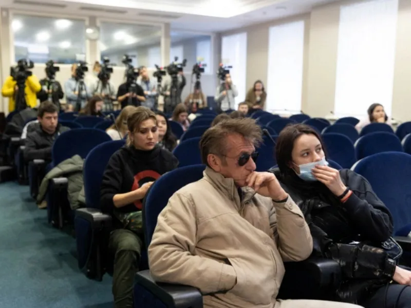 Sean Penn, printre participanţii la o conferinţa de presă a guvernului de la Kiev. / Foto: aljazeera.com