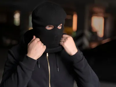 Un bărbat mascat a intrat într-un magazin și a amenințat vânzătoarea - Foto: Freepik (Imagine cu rol ilustrativ)