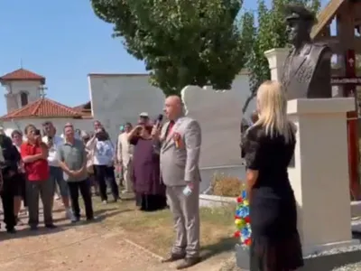 Peste 100 de oameni au participat la dezvelirea bustului generalului decedat Radu Theodoru, fost suspect într-un dosar de trădare
