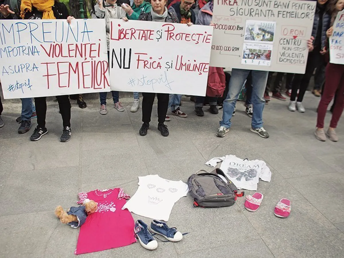 Protest la închiderea singurului centru din București deschis non-stop pentru victimele violenței domestice. 23.000 de cazuri de violență în familie au avut loc în România, în 2018, potrivit datelor IGPR, furnizate ONG-ului Filia