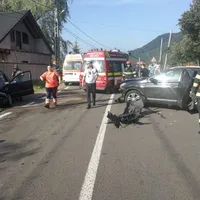Două mașini s-au lovit frontal pe DN11 Oneşti – Braşov, la Oituz. / Foto: infotraficromania.ro