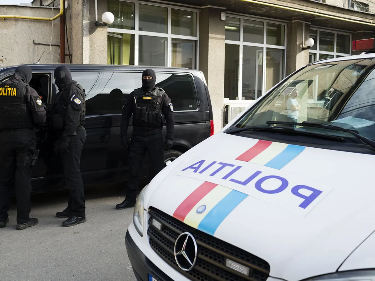 Noi percheziții în Dosarul Tate: Mascații au descins în 8 locații deținute de alți proxeneți. / Foto: Inquam Photos / Cornel Putan