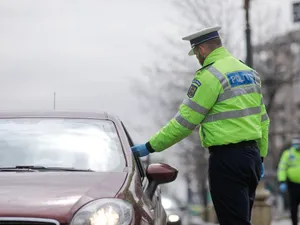 Polițiștii au izbucnit în râs când au văzut permisul de conducere al unui român. Un fals total - FOTO: Profimedia