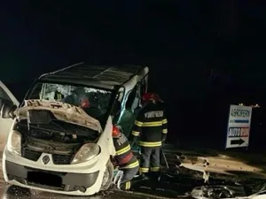 Planul roșu de intervenție activat după ce un microbuz și un autoturism s-au ciocnit. Victime? - Foto: ISU