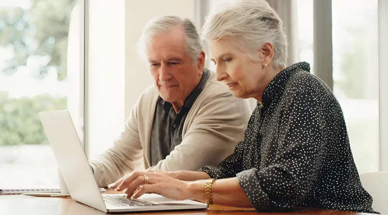 Pensionari aflând vești rele la pensie - Foto: Freepik