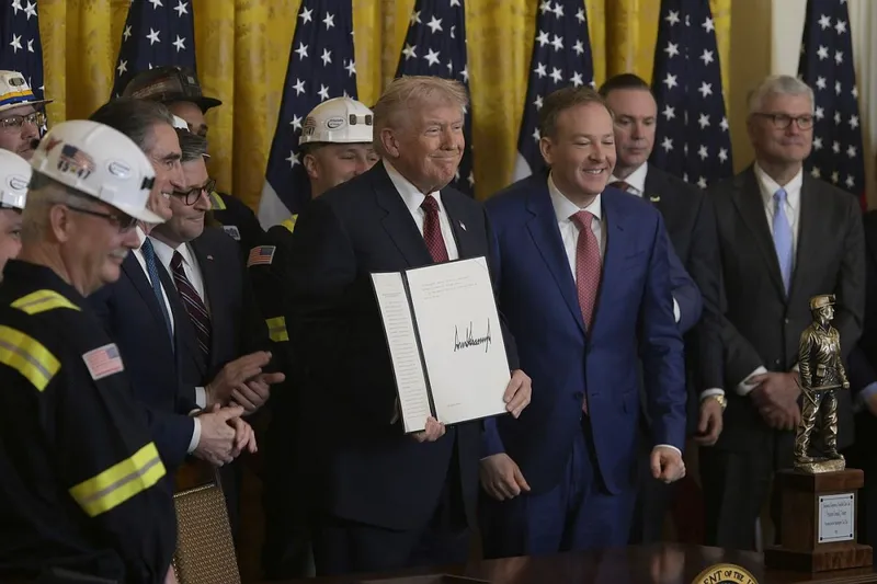 Donald Trump, ieri, ajung&acirc;nd la decernarea Premiului Campionul Cărbunelui Curat, la Casa Albă - Foto: Profimedia Images