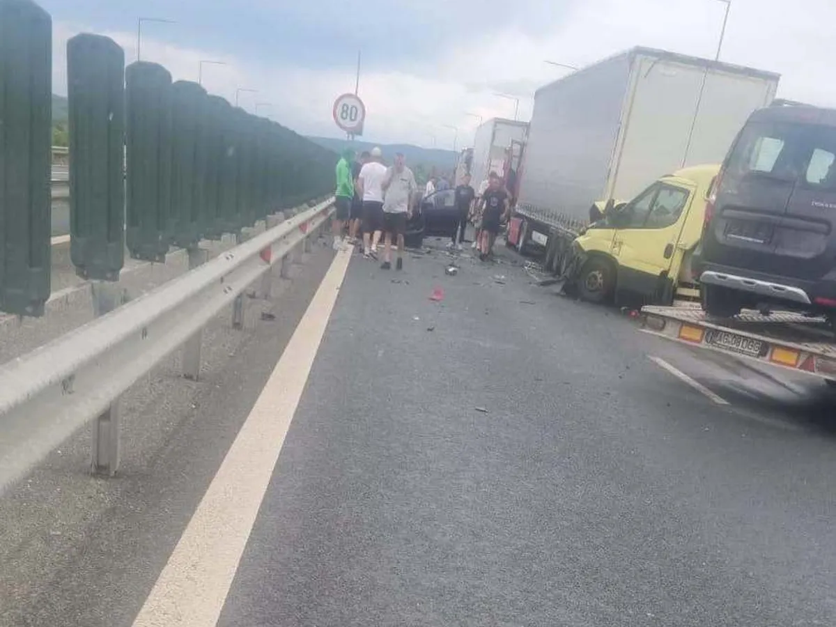 Accident în lanț pe autostrada din Timiș. O femeie a ajuns la spital, iar traficul este paralizat