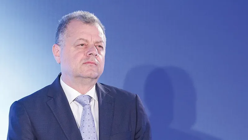 Constantin Chicheanu  este un apropiat al fostului  ministru Miron Mitrea,  dar și al deputatului ALDE  Mircea Banias