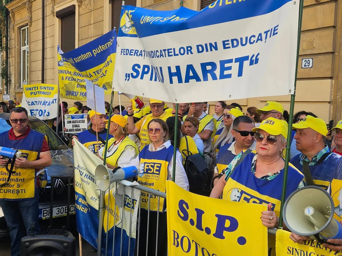 Protest al sindicatelor din educație în Piața Victoriei. 2.000 de profesori cer anularea Legii 141/2025
