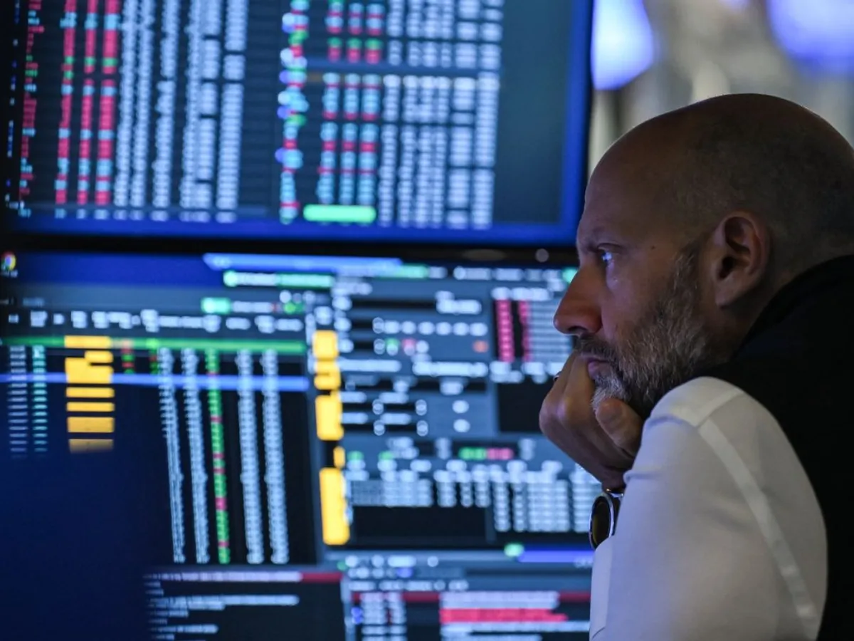 Un trader de la New York Stock Exchage urmăreşte cu îngrijorare evoluţiile pieţei - Foto: Profimedia Images