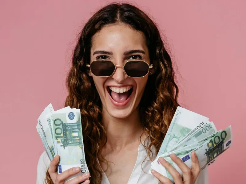 Românii care cumpără din Bulgaria vor avea prețurile afișate în euro. Cum se explică? - Foto: Pexels/Pavel Danilyuk