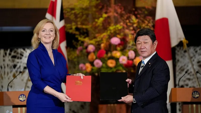 Ministrului britanic pentru Comerţul Internaţional, Liz Truss, şi şeful diplomaţiei nipone, Toshimitsu Motegi. / Foto: abcnews.go.com