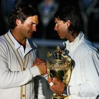 6 iulie 2008: Roger Federer îl felicită pe Rafael Nadal pentru titlul câștigat la Wimbledon, la finalul uneia dintre cele mai spectaculoase partide din istoria tenisului Foto: Gettyimages