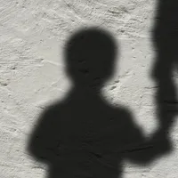 O fetiță de 2 ani a fost ucisă de părinți și de nepăsarea unor martori