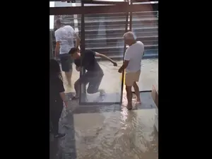 Vremea strică vacanța românilor în Halkidiki. Plouă torențial, străzi și hoteluri inundate - Foto: captură video