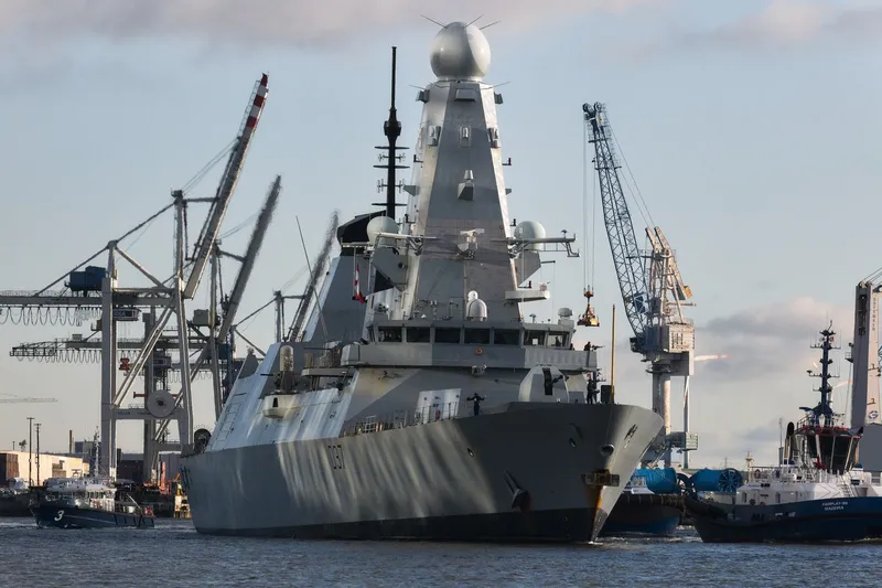 Distrugătorul de rachete ghidate HMS Duncan al Marinei Regale, în portul Hamburg - Foto: Profimedia Images